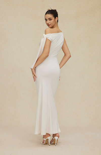 Robe Longue Livia – Satin Blanc Asymétrique