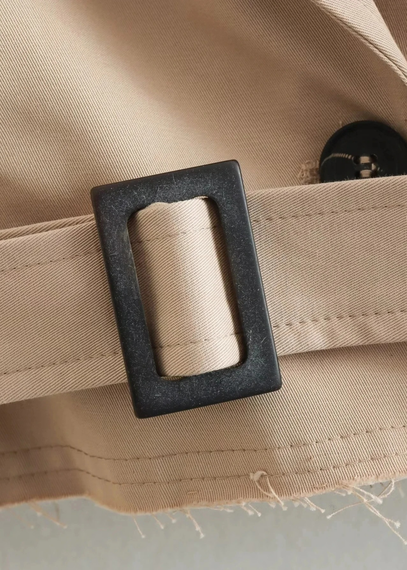 Trench court ceinturé – Beige sable